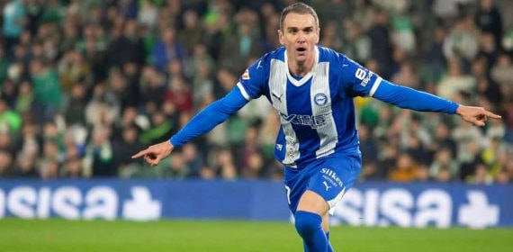 Kike García celebrando un gol esta temporada con el Alavés.