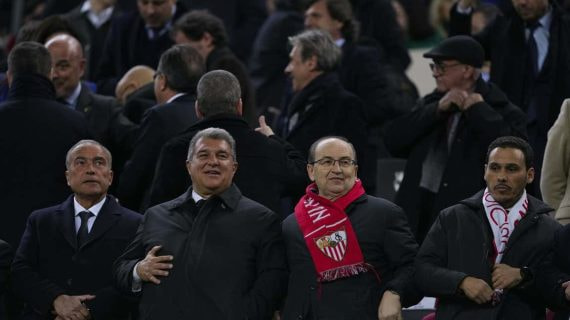 Yuste, Laporta, Castro y Del Nido en el palco del Camp Nou.