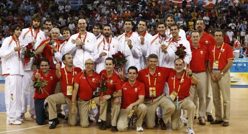 La selección española de baloncesto, tras conquistar la plata en los Juegos de Pekín, con el chándal de Li Ning.