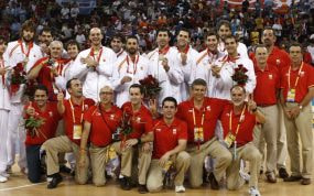 La selección española de baloncesto, tras conquistar la plata en los Juegos de Pekín, con el chándal de Li Ning.