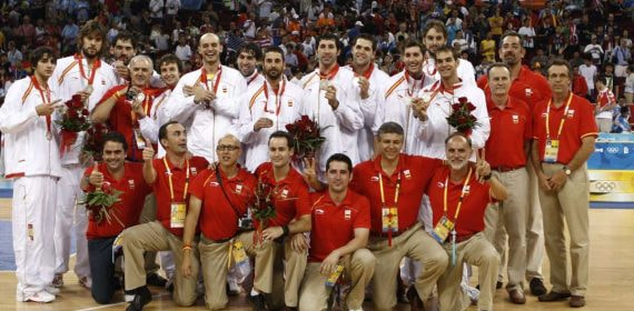 La selección española de baloncesto, tras conquistar la plata en los Juegos de Pekín, con el chándal de Li Ning.