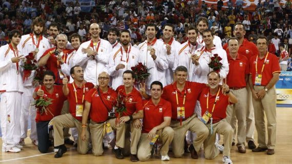La selección española de baloncesto, tras conquistar la plata en los Juegos de Pekín, con el chándal de Li Ning.