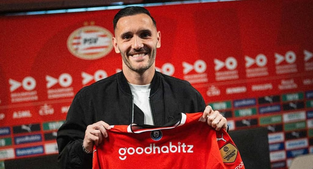 Lucas Pérez, posa con su camiseta el PSV.