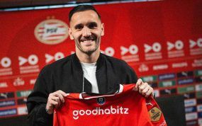 Lucas Pérez, posa con su camiseta el PSV.