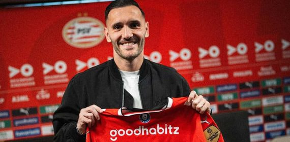 Lucas Pérez, posa con su camiseta el PSV.
