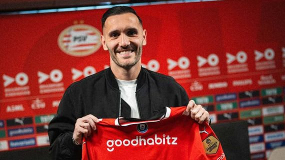 Lucas Pérez, posa con su camiseta el PSV.