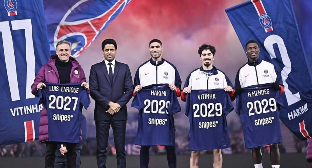 Luis Enrique, Achraf, Vitinha y Nuno Mendes, junto a Al-Khelaifi.