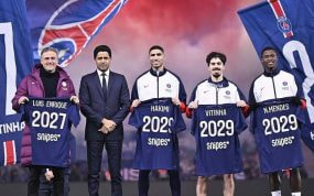 Luis Enrique, Achraf, Vitinha y Nuno Mendes, junto a Al-Khelaifi.