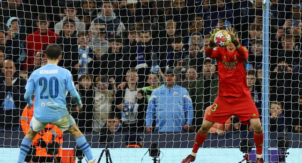 Lunin adivina el lanzamiento a Bernardo Silva.