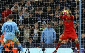 Lunin adivina el lanzamiento a Bernardo Silva.
