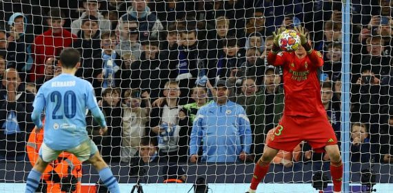 Lunin adivina el lanzamiento a Bernardo Silva.