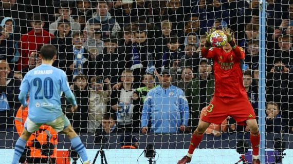 Lunin adivina el lanzamiento a Bernardo Silva.