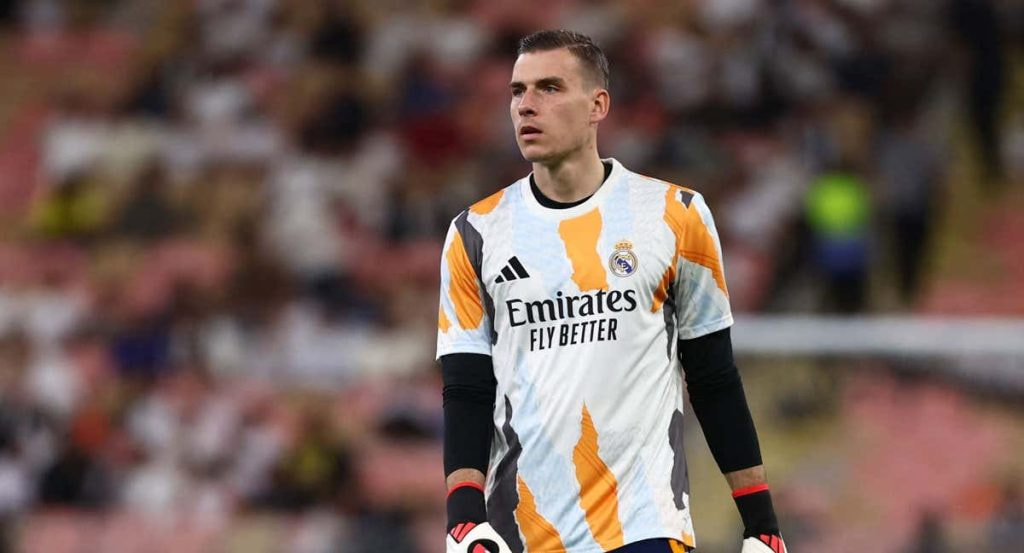Lunin, en el calentamiento previo a la semifinal de la Supercopa contra el Mallorca.