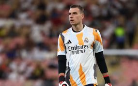 Lunin, en el calentamiento previo a la semifinal de la Supercopa contra el Mallorca.