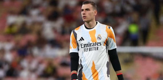 Lunin, en el calentamiento previo a la semifinal de la Supercopa contra el Mallorca.