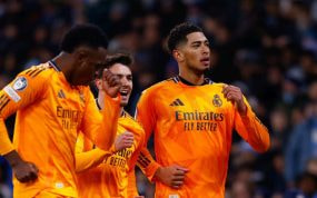 Los jugadores del Madrid celebran el triunfo.