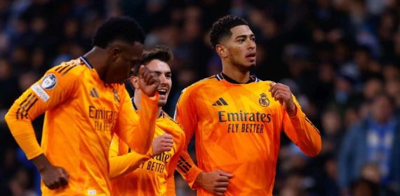 Los jugadores del Madrid celebran el triunfo.