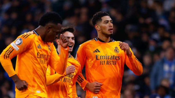 Los jugadores del Madrid celebran el triunfo.