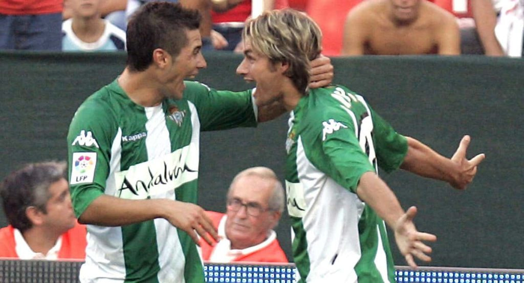 Tati Maldonado se abraza con Sobis en un derbi con el Betis.
