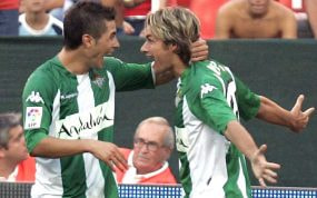 Tati Maldonado se abraza con Sobis en un derbi con el Betis.