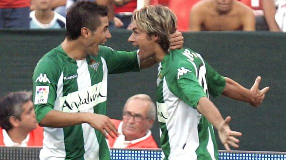 Tati Maldonado se abraza con Sobis en un derbi con el Betis.