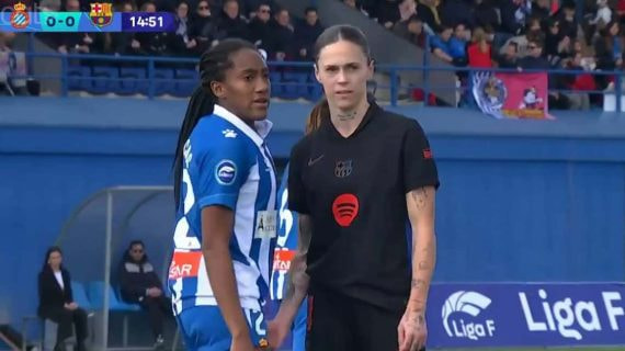El momento en el que Mapi León le toca las partes íntimas a Daniela Caracas.