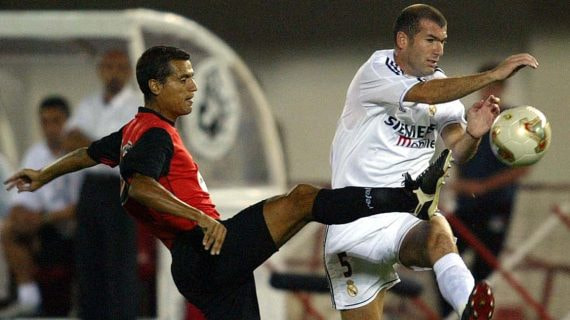 Marcos, en su última etapa en el Mallorca, presiona a Zidane.