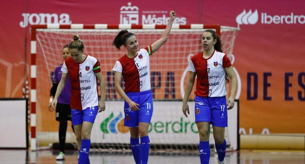 Anita Luján, María Sanz e Irene Córdoba celebran el título del Futsi Atlético Navalcarnero.