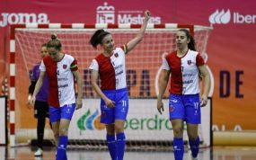 Anita Luján, María Sanz e Irene Córdoba celebran el título del Futsi Atlético Navalcarnero.