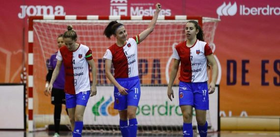 Anita Luján, María Sanz e Irene Córdoba celebran el título del Futsi Atlético Navalcarnero.
