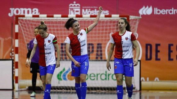 Anita Luján, María Sanz e Irene Córdoba celebran el título del Futsi Atlético Navalcarnero.