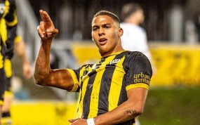 Maroan Sannadi celebra uno de sus goles en Lasesarre.