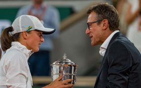 Iga Swiatek, suspendida un mes por dopaje, recibe la copa de Roland Garros 2022 de manos de Mats Wilander.