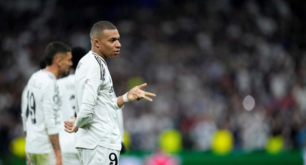 Kylian Mbappé celebra su hat-trick en el Bernabéu.