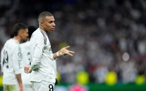 Kylian Mbappé celebra su hat-trick en el Bernabéu.