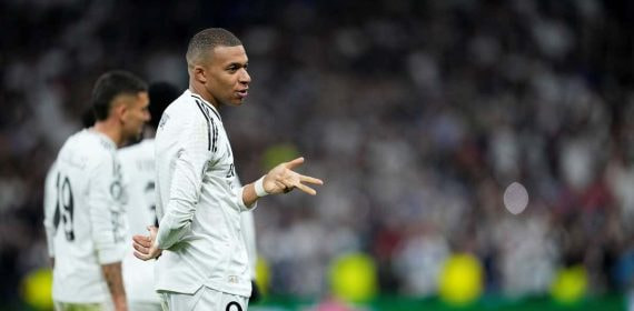 Kylian Mbappé celebra su hat-trick en el Bernabéu.