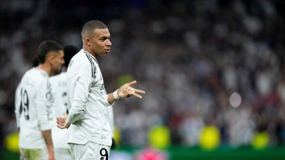 Kylian Mbappé celebra su hat-trick en el Bernabéu.