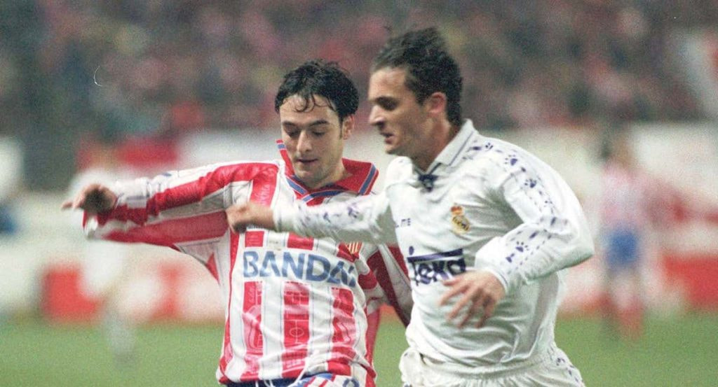 Pedja Mijatovic frente a Santi Denia en un derbi en 1997.