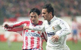 Pedja Mijatovic frente a Santi Denia en un derbi en 1997.