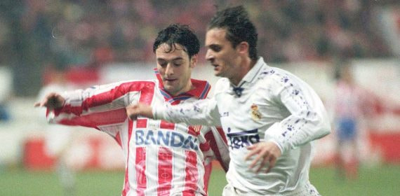 Pedja Mijatovic frente a Santi Denia en un derbi en 1997.