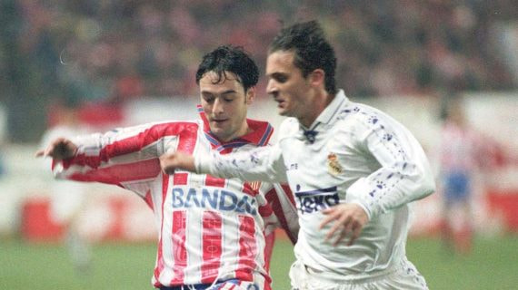 Pedja Mijatovic frente a Santi Denia en un derbi en 1997.