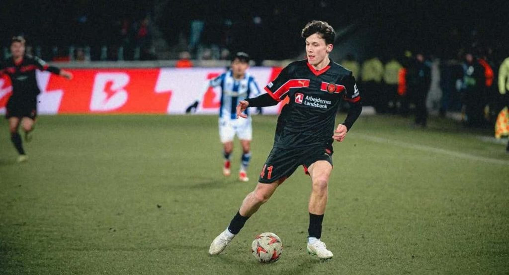 Mikel Gogorza, en un lance del partido de ida, con Take Kubo de fondo.