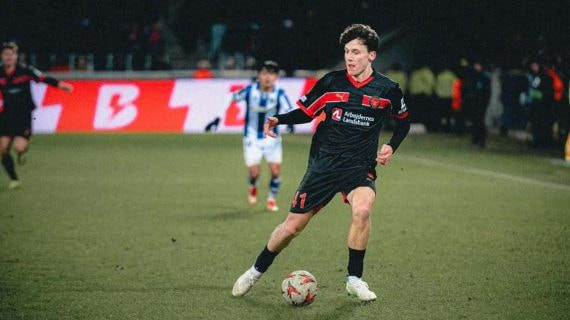 Mikel Gogorza, en un lance del partido de ida, con Take Kubo de fondo.