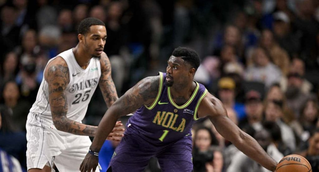 Zion Williamson á punto de lanzar un pase. La NBA exige precisión milimétrica.