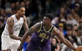 Zion Williamson á punto de lanzar un pase. La NBA exige precisión milimétrica.