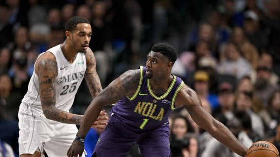 Zion Williamson á punto de lanzar un pase. La NBA exige precisión milimétrica.