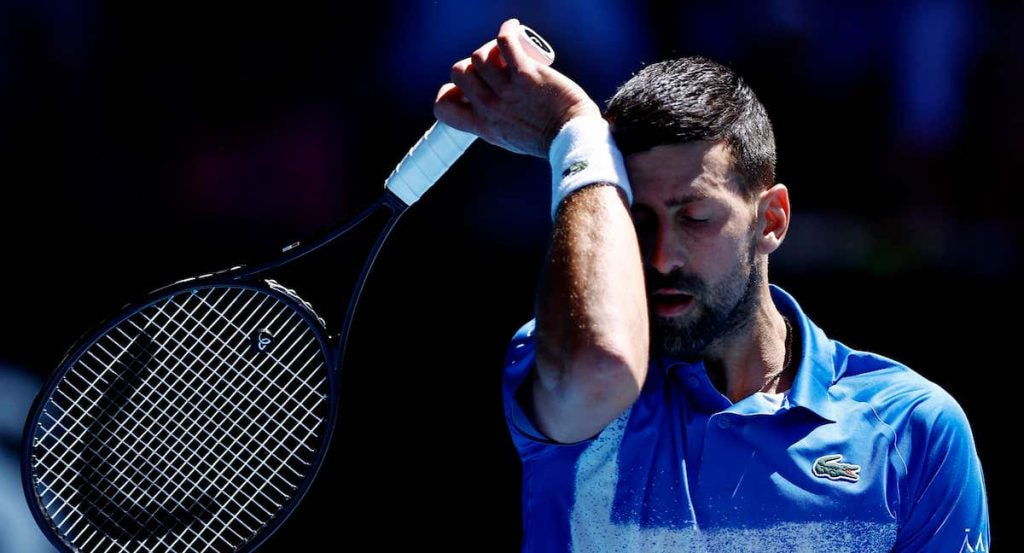 Novak Djokovic momentos antes de retirarse del Open de Australia 2025 por lesión.