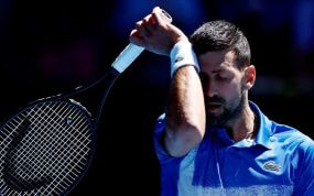 Novak Djokovic momentos antes de retirarse del Open de Australia 2025 por lesión.
