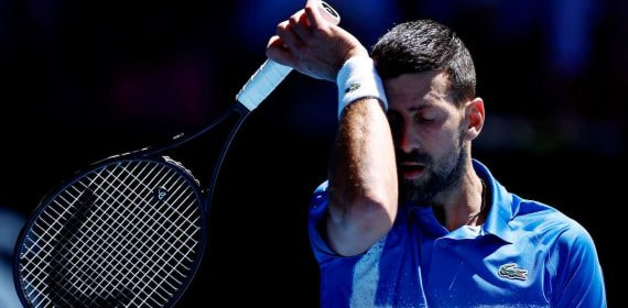 Novak Djokovic momentos antes de retirarse del Open de Australia 2025 por lesión.