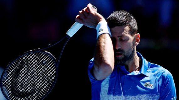 Novak Djokovic momentos antes de retirarse del Open de Australia 2025 por lesión.